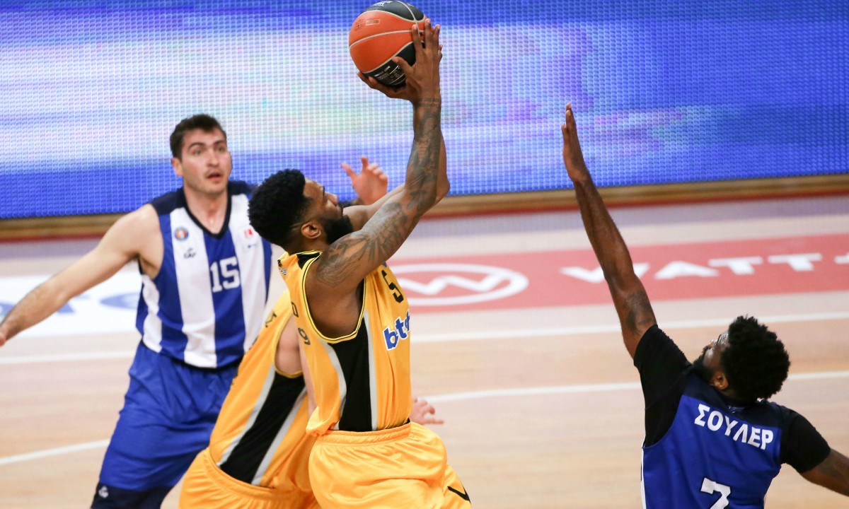 Basket League: Οι ξένοι «πρωταγωνιστές» και οι Ελληνες «θεατές»