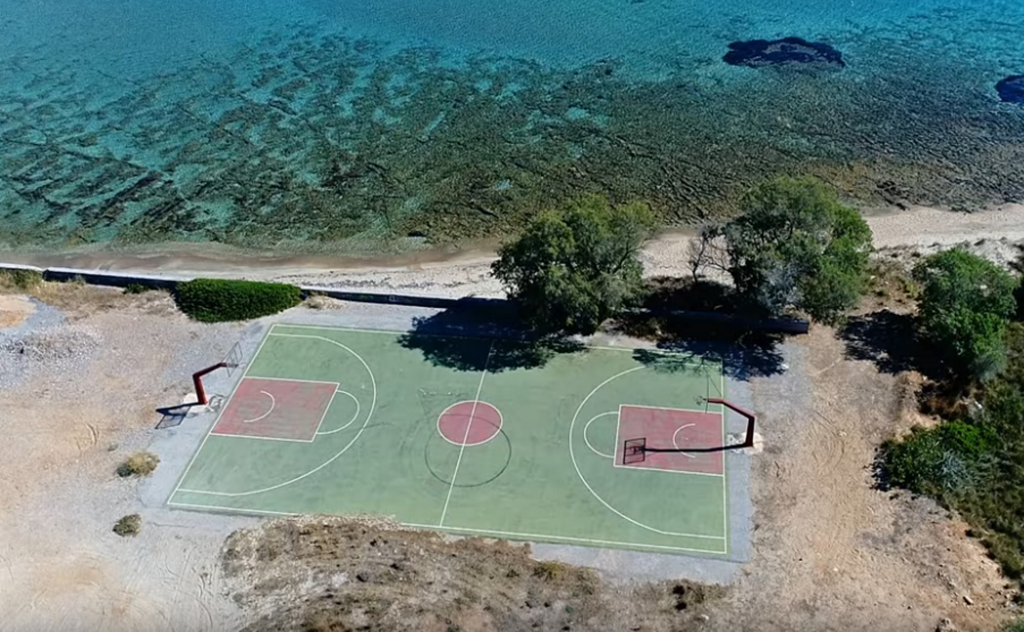 Το πιο εξωτικό γήπεδο μπάσκετ βρίσκεται στην Ελαφόνησο! (vid)