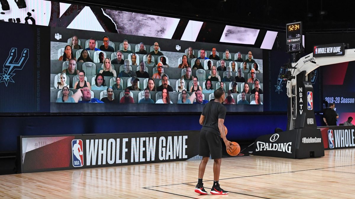 Το NBA βρίσκεται… αιώνες μακρυά: Τι είναι οι virtual fans;