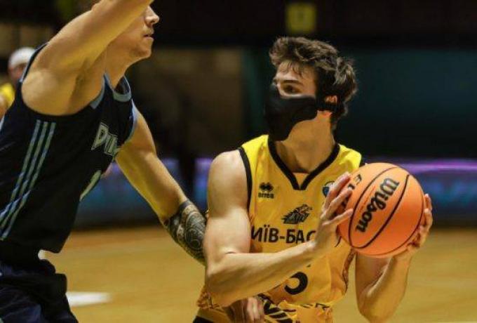 Παίκτης αγωνίστηκε σε μάσκα σε παιχνίδι στην Ουκρανία!