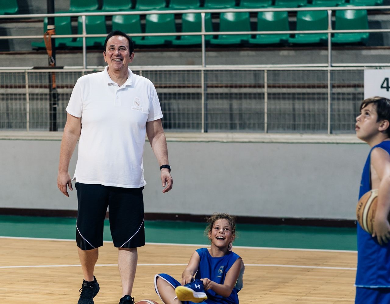 Τάκης Πανούλιας στο basketblog: «Κρατάω το χαμόγελο  των παιδιών, απολαύσαμε το camp της Real στο Μίλωνα»
