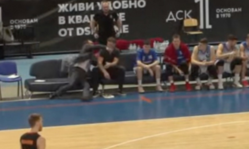 ΑΠΙΣΤΕΥΤΟ: Ο ασίσταντ κόουτς έριξε γροθιά στον προπονητή (VIDEO)!