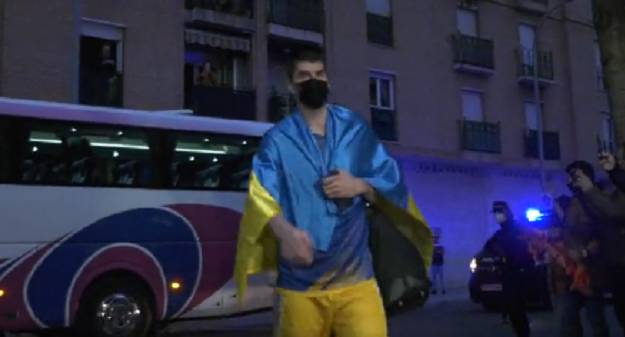 Οι Ισπανοί φίλαθλοι αποθέωσαν τους Ουκρανούς παίκτες (video)