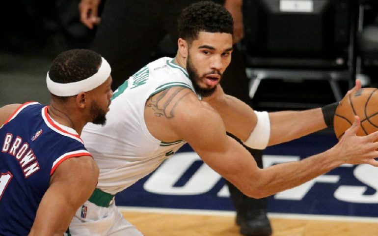 Πολύ…σκληροί για να πεθάνουν οι Raptors, «σκούπα» από Celtics, Doncic στη ζώνη του λυκόφωτος (videos)
