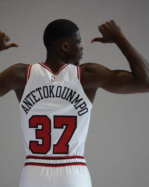 NBA: Two-Way συμβόλαιο με τους Chicago Bulls υπέγραψε ο Κώστας Αντετοκούνμπο, κινείται και για Okaro White