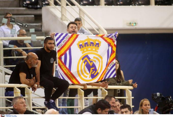 Οπαδός του ΠΑΟΚ με σημαία της Real Madrid στο Παλατάκι